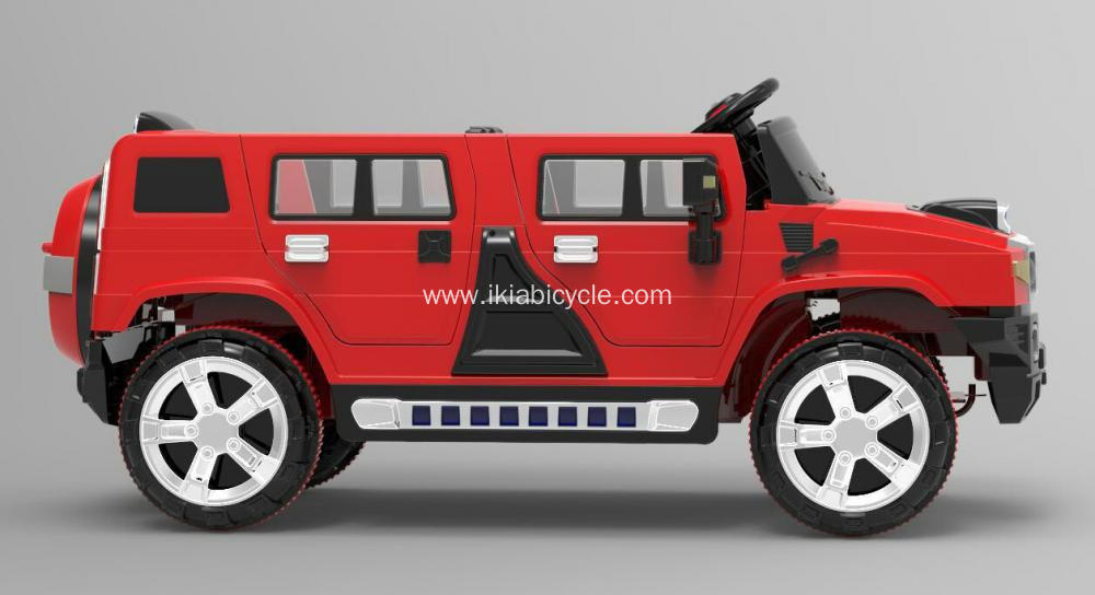 auto eléctrico color rojo paseo en coche .