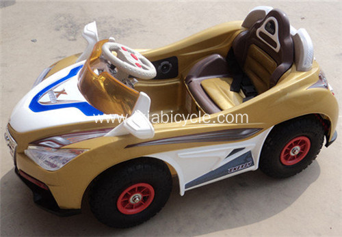Bebé caminador con coche de niño claro .